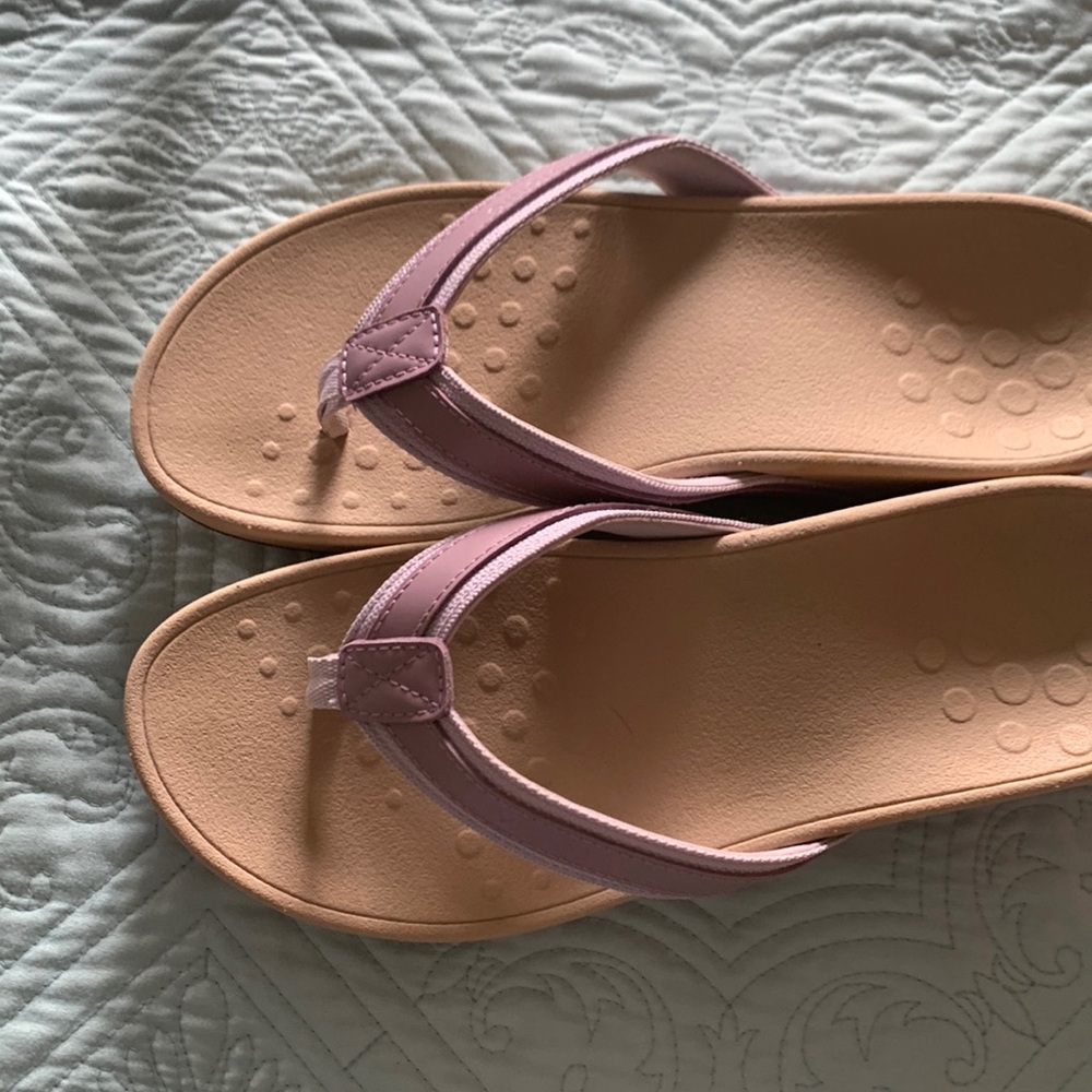Vionic flip flops- size 9 wedges